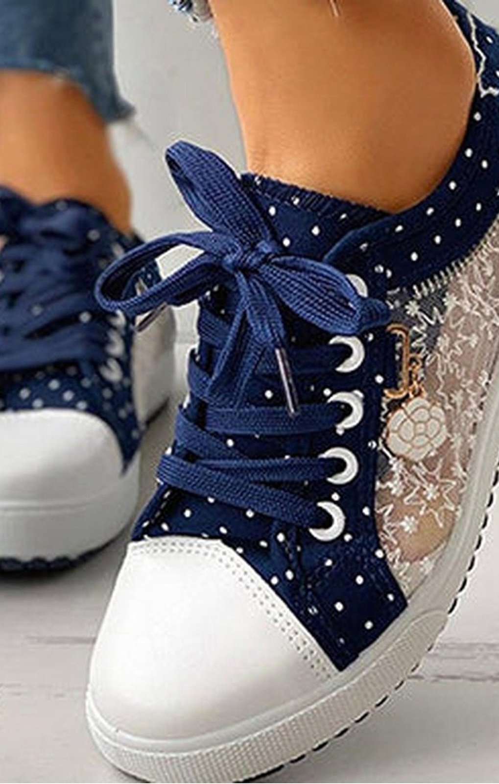 Lace up rubber lace sneakers